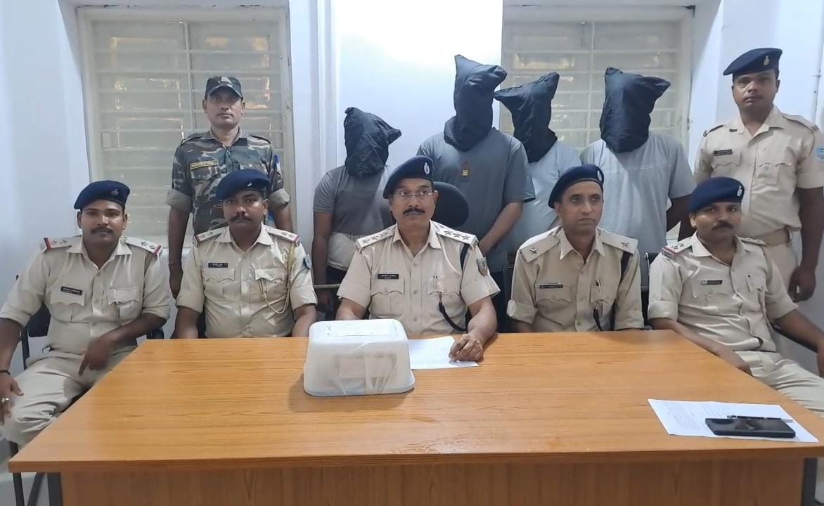 धनबादः चिरकुंडा में साइबर गिरोह का भंडाफोड़, 4 अपराधी गिरफ्तार