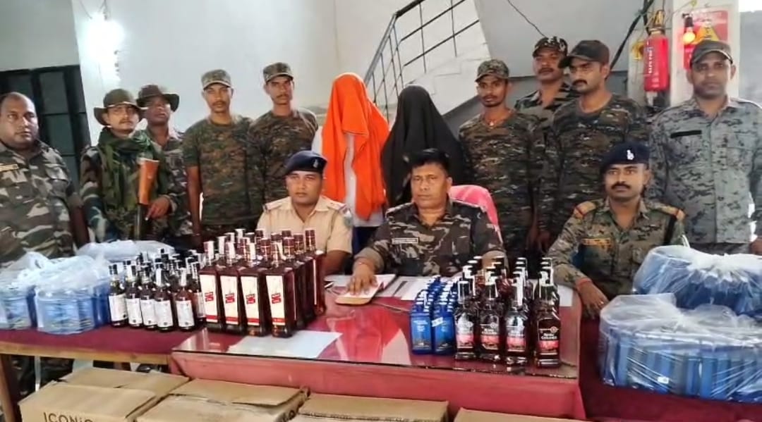 गिरिडीहः दो वाहनों से 829 बोतल अवैध अंग्रेजी शराब जब्त, चालक गिरफ्तार