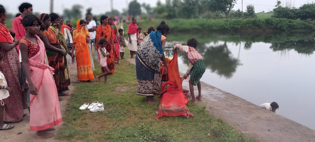 लातेहारः तालाब से महिला का शव बरामद