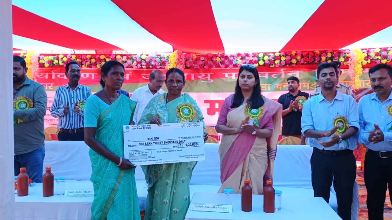 चाईबासाः चिरिया में वन महोत्सव, सांसद ने ग्रामीणों को पर्यावरण संरक्षण के प्रति किया जागरूक