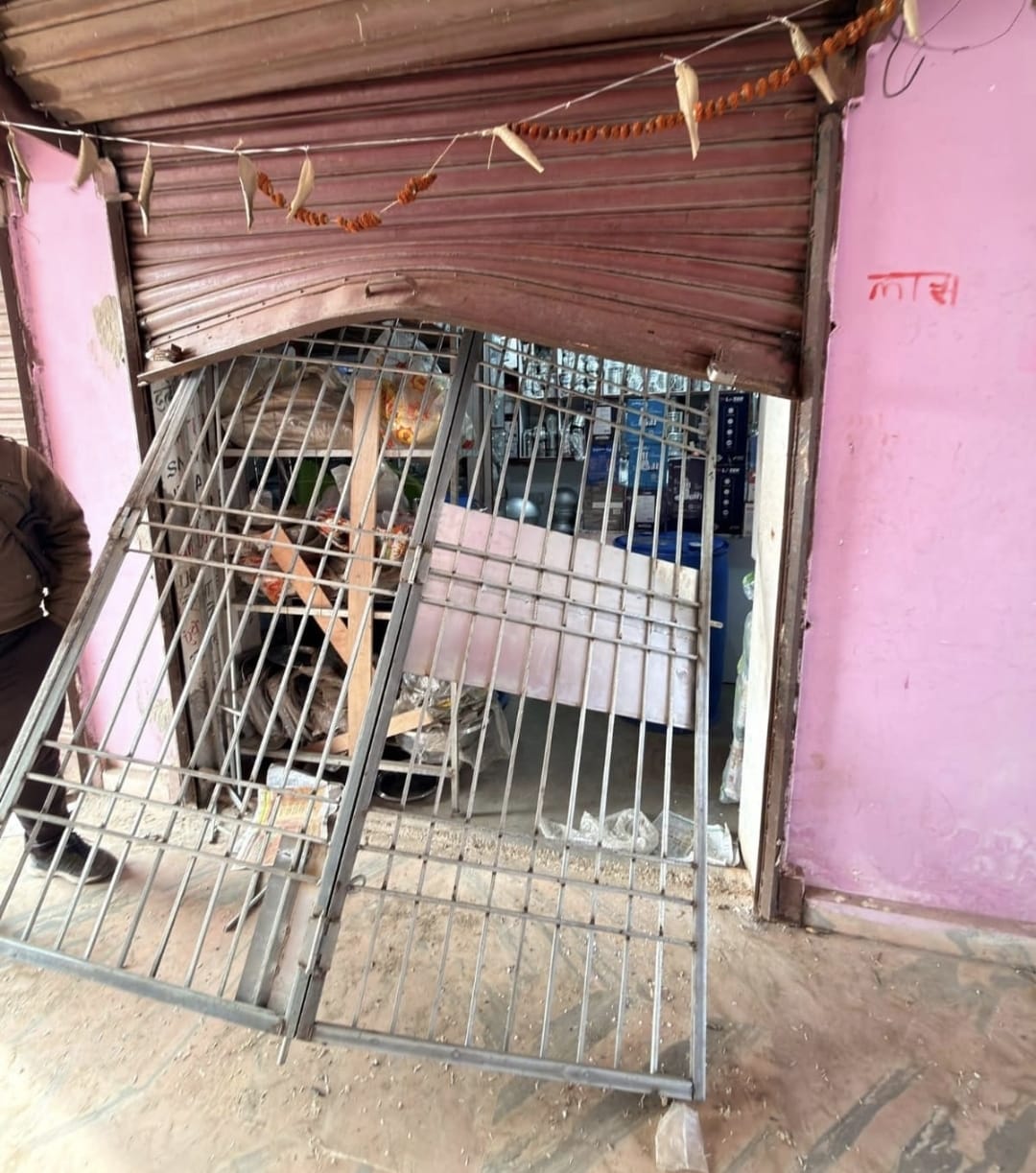 गिरिडीहः सरिया में ज्वेलरी दुकान का शटर काट लाखों के जेवर ले उड़े चोर