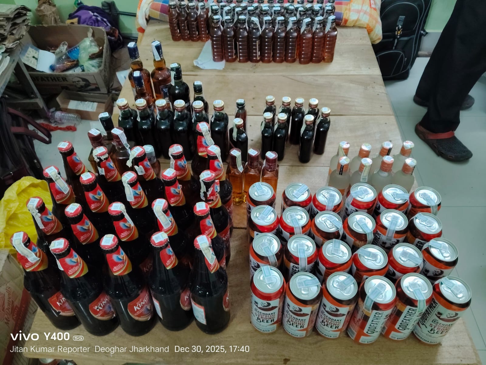 देवघरः नववर्ष से पहले उत्पाद विभाग का छापा, अवैध शराब के साथ एक गिरफ्तार