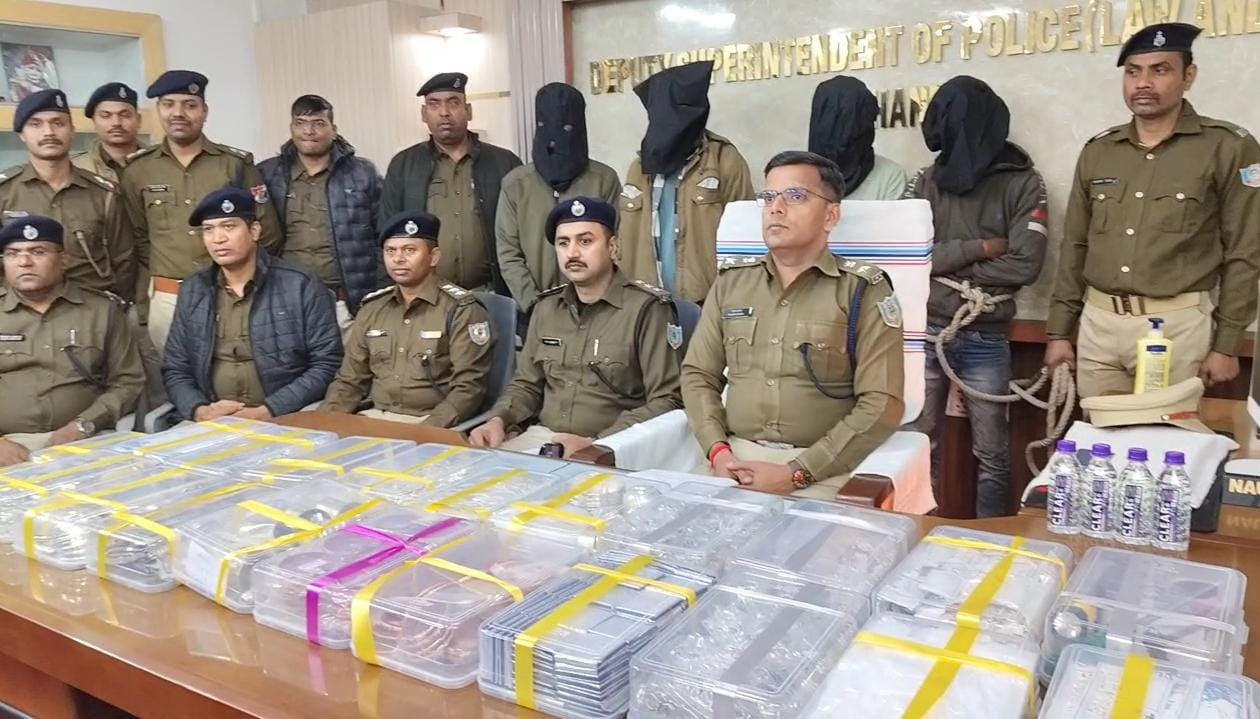 धनबादः कतरास की ज्वेलरी दुकान में हुई डकैती का उद्भेदन, निक्कर गैंग के 4 अपराधी गिरफ्तार