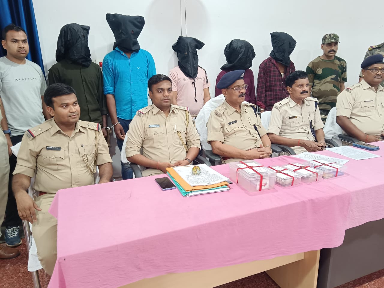 लातेहार : लूट की योजना बना रहे पांच अपराधी गिरफ्तार