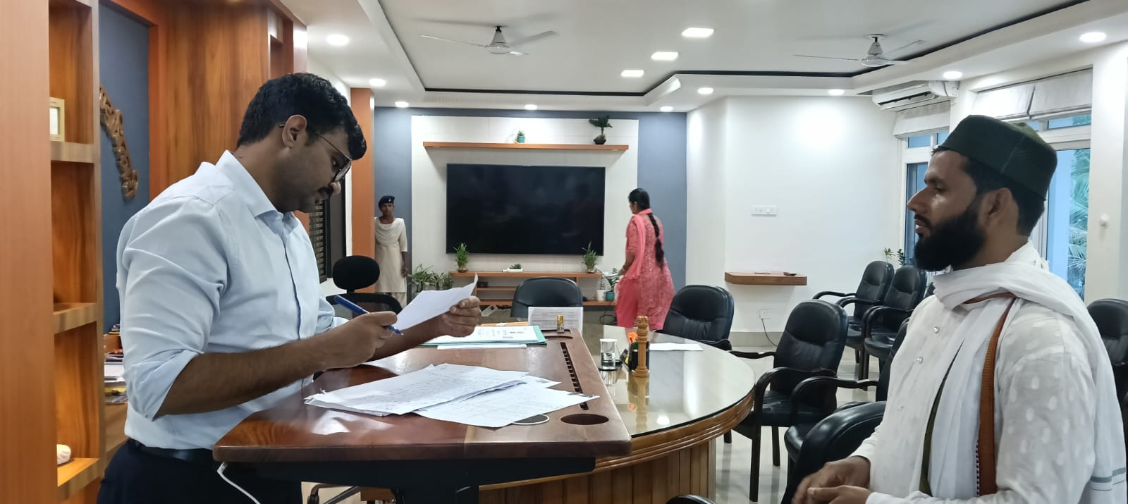 लातेहारः डीसी ने सुनीं लोगों की समस्‍याएं, दिया समाधान का आश्वासन