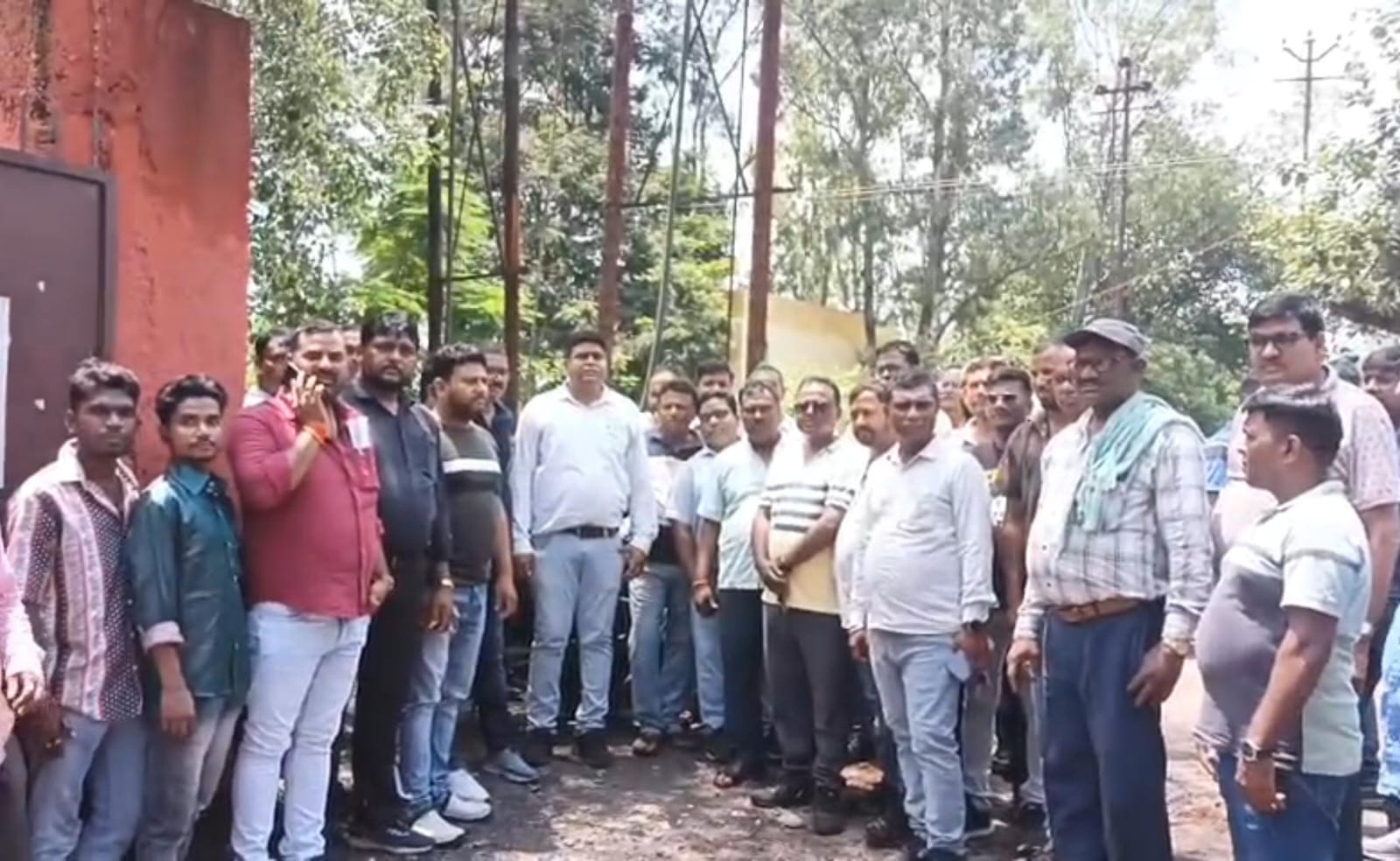 धनबादः वेस्ट मोदीडीह में बिजली ठप रहने पर हंगामा, इंजीनियर के साथ मारपीट