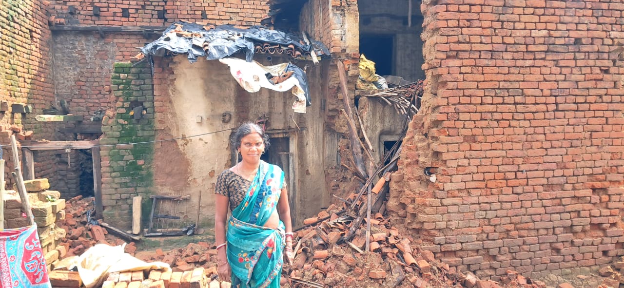 रामगढ़ः भारी बारिश में कई कच्चा मकान गिरे, लोग हुए बेघर