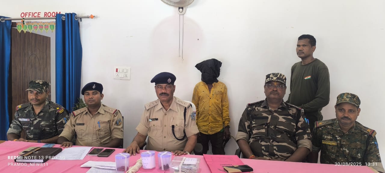 लातेहारः पति ने पैसे के लिये की थी पत्नी व मासूम बेटे की हत्या, गिरफ्तार