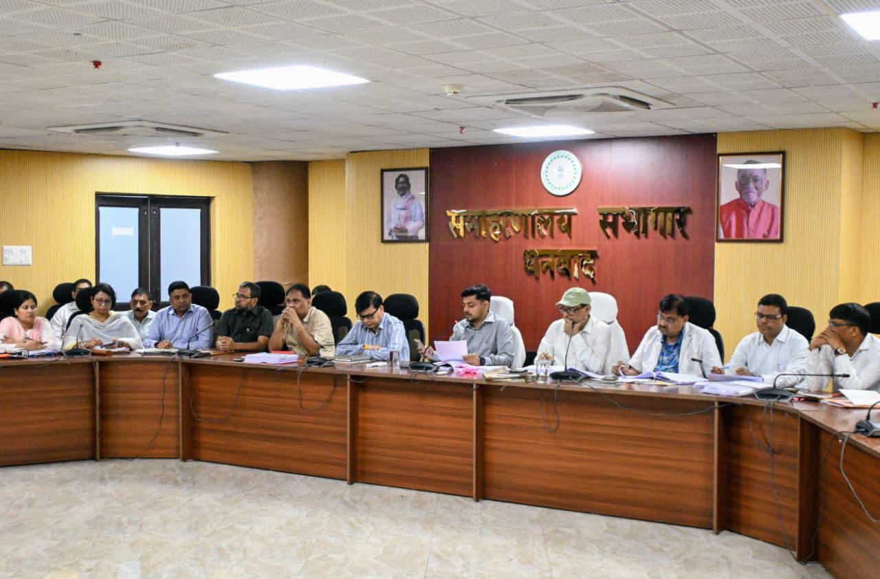धनबादः समन्वय समिति की बैठक, डीसी ने गोविंदपुर में नया CHC व ट्रामा सेंटर बनाने का दिया निर्देश