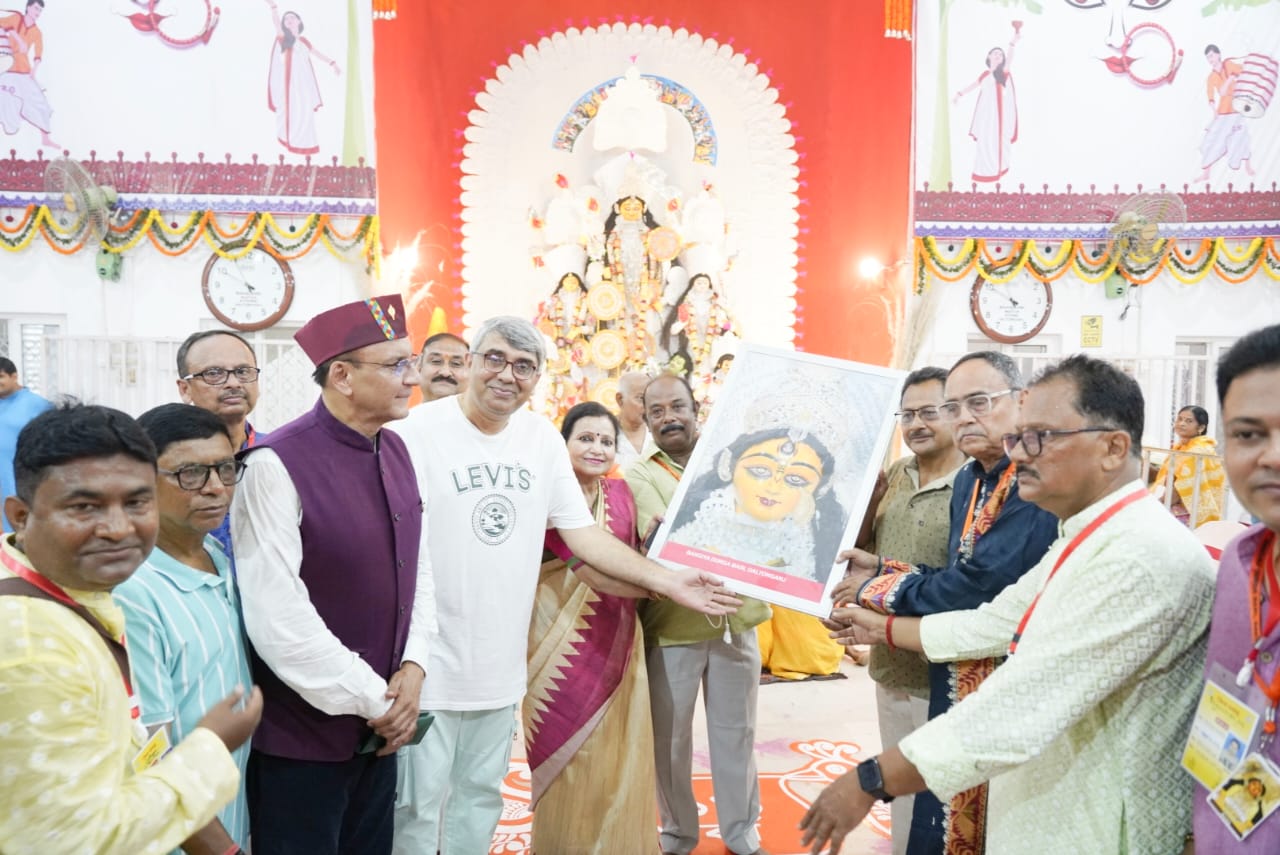 पलामूः जस्टिस रंगन मुखोपाध्याय सपरिवार मेदिनीनगर पहुंचे, दुर्गा बाड़ी में की पूजा-अर्चना