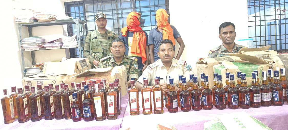 पलामूः पुलिस ने शराब तस्करी का किया भंडाफोड़, 2 अरेस्ट