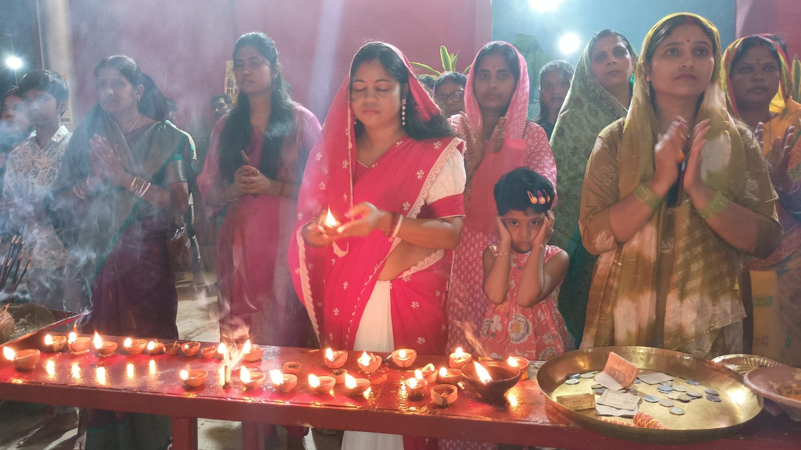 जादूगोड़ाः यूसिल कॉलोनी में 108 दीप जला मां दुर्गा की हुई आराधना