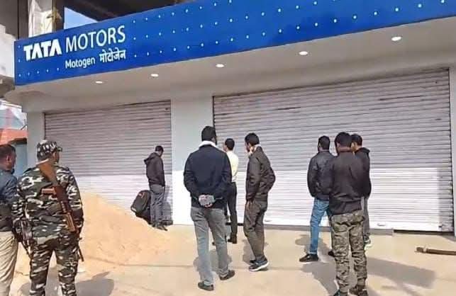 देवघरः एसीबी ने रिखिया में विनय सिंह के टाटा मोटर्स शोरूम को किया सील