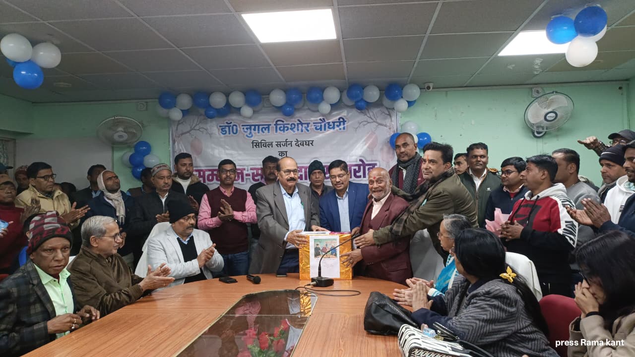 देवघरः सेवानिवृत्त सिविल सर्जन को दी गई विदाई