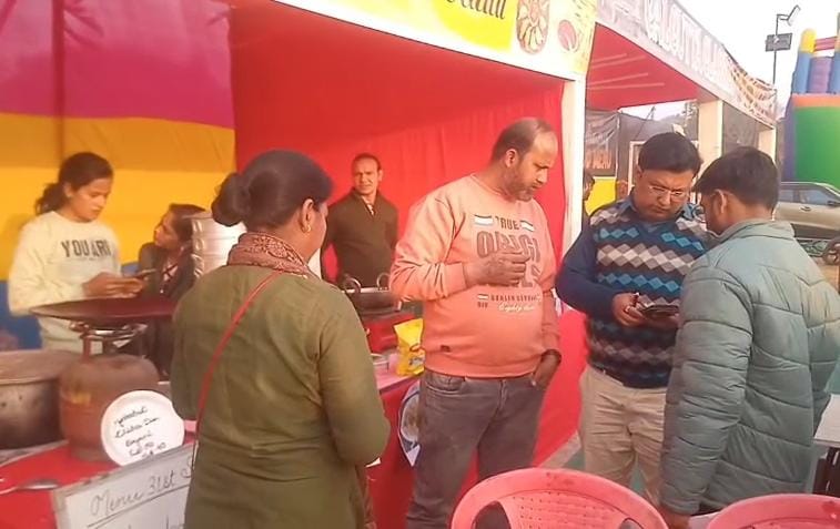धनबादः गोल्फ ग्राउंड फूड फेस्ट में छापा, बिना लाइसेंस चल रहीं 8 दुकानों को नोटिस