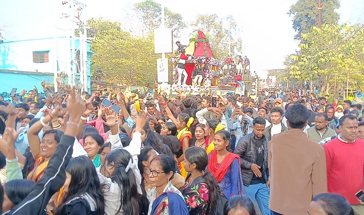 धनबाद की सड़कों पर 'डहरे टुसू' का उल्लास, दिखी झारखंडी संस्कृति की अनूठी छटा
