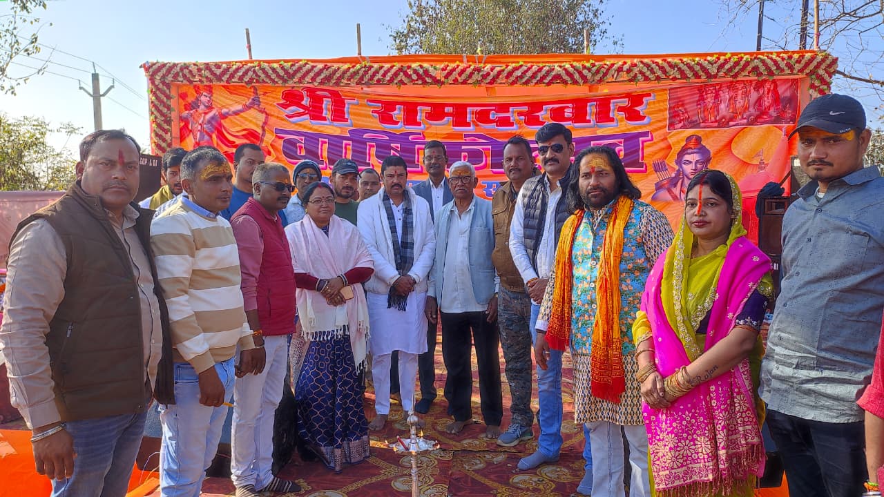 पलामूः भोजपुरी गायक आर्यन बाबू व खुशबू शर्मा के भक्ति गीतों पर झूमे श्रद्धालु