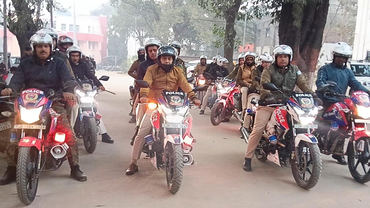 धनबादः नववर्ष पर सुरक्षा टाइट, डीएसपी के नेतृत्व में सड़कों पर सिटी हॉक्स का फ्लैग मार्च