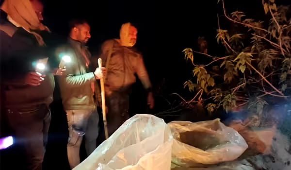 पलामूः अवैध शराब भट्ठी पर पुलिस का छापा, 500 किलो जावा महुआ नष्ट