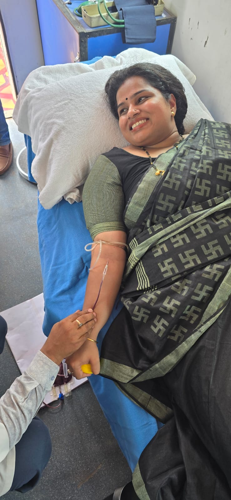 पलामूः पुलिस लाइन में स्वास्थ्य जांच शिविर, एसपी ने किया रक्तदान