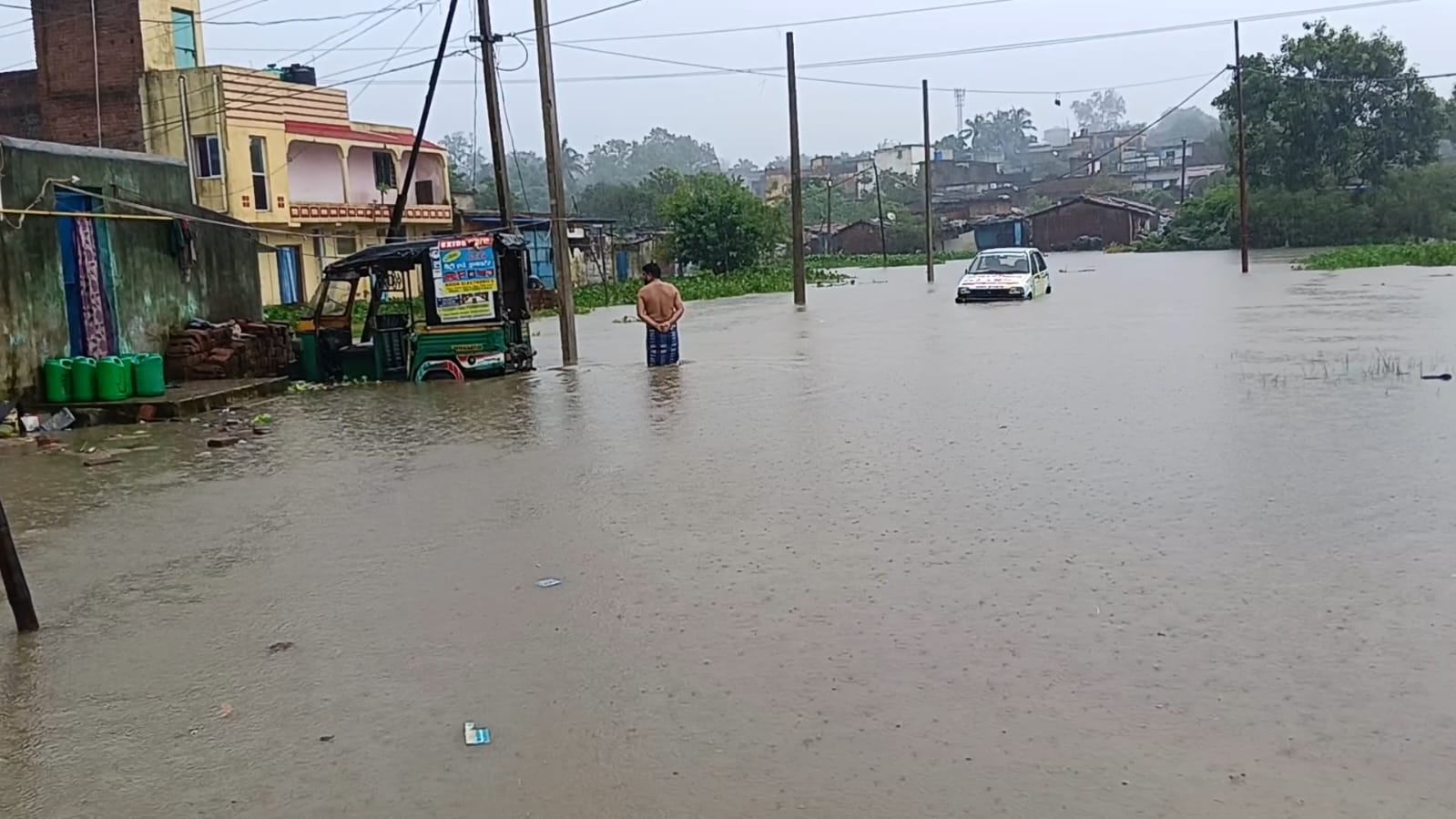 धनबादः आलम नगर में बारिश बनी मुसीबत, घरों में घुसा पानी