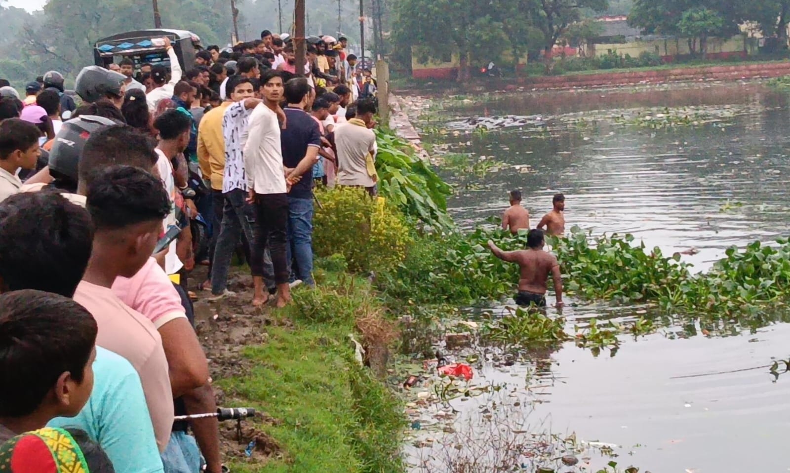 धनबादः पंपू तालाब में युवक के डूबने की आशंका, बाइक व चप्पल बरामद