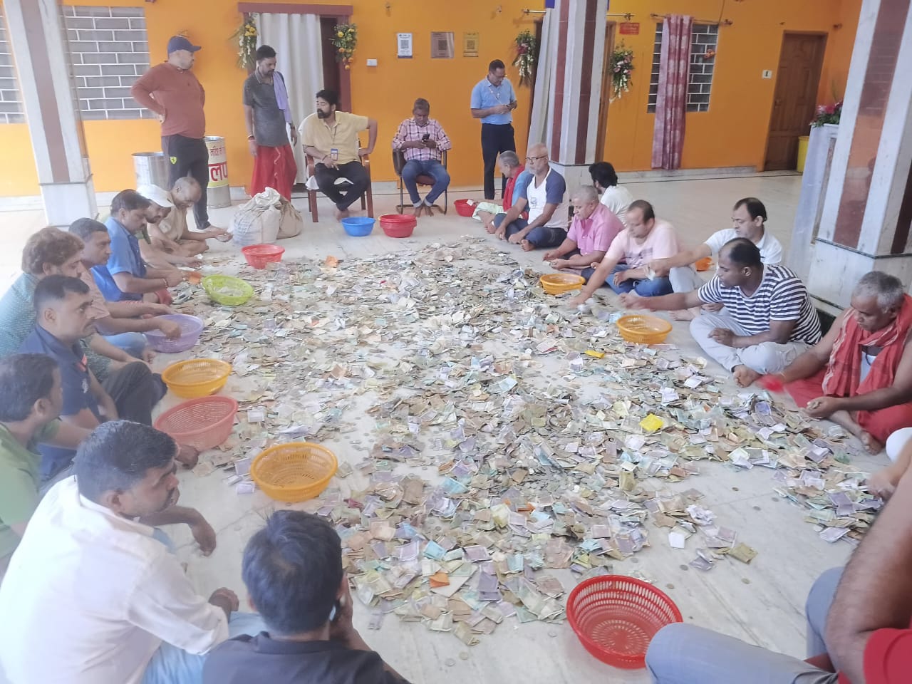 देवघरः बाबा मंदिर के दानपात्रों में मिले 18.92 लाख रुपए