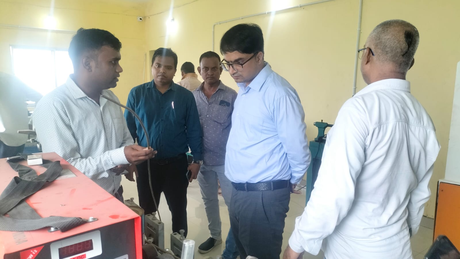 रामगढ़ः डीसी ने किया चितरपुर प्रखंड का दौरा, गोल्ड एंड सिल्वर ज्वेलरी क्लस्टर का लिया जायजा