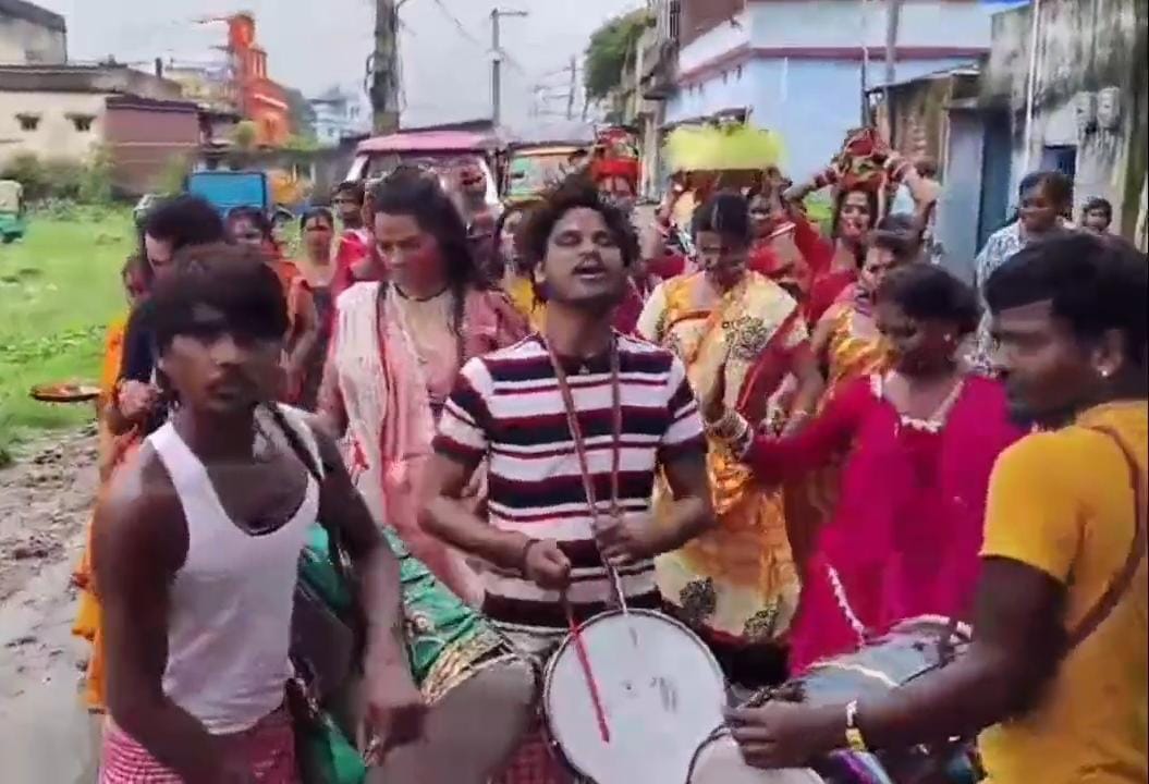 धनबादः किन्नर समाज ने किया कलश विसर्जन, मां दुर्गा से मांगी सुख-समृद्धि