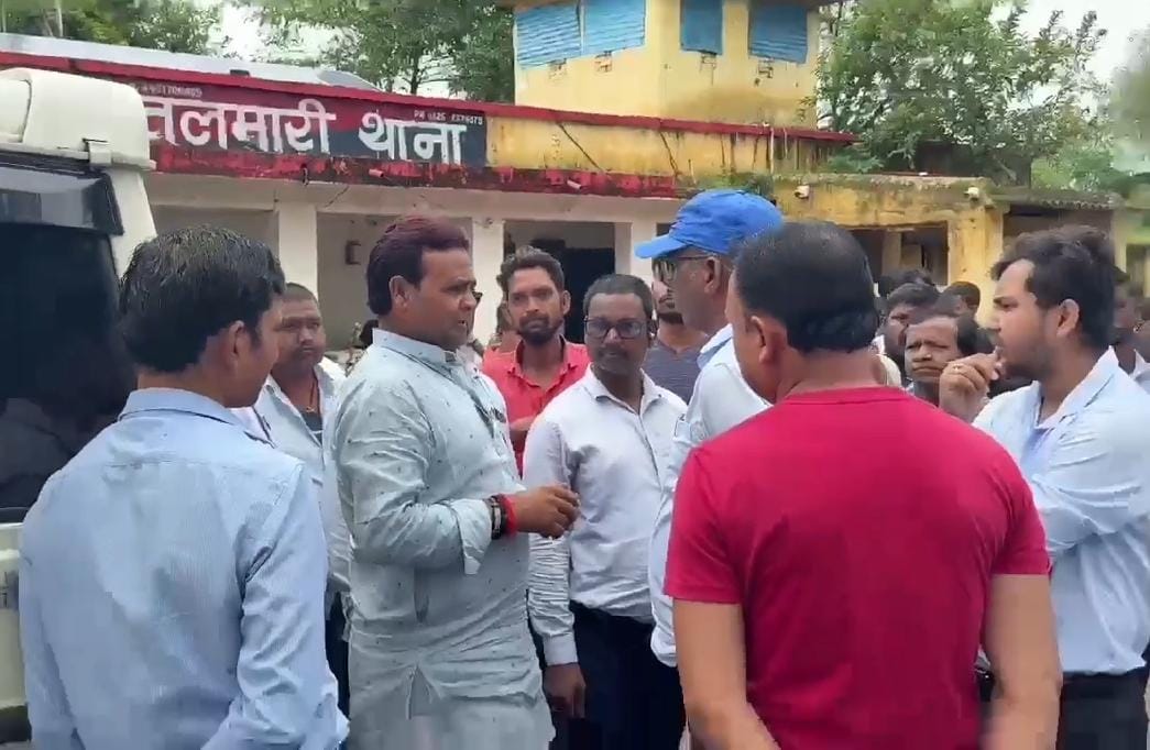 धनबादः सड़क हादसे में घायल महिला की मौत, परिजनों ने शव रख किया प्रदर्शन