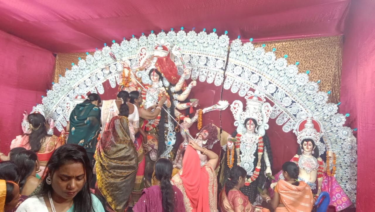 चक्रधरपुरः महिलाओं ने मां दुर्गा को सिंदूर लगा नम आंखों से दी विदाई