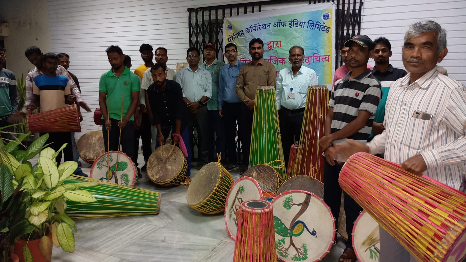 जादूगोड़ाः  यूसिल ने 5 गांवों के ग्राम प्रधानों को दिए वाद्य यंत्र