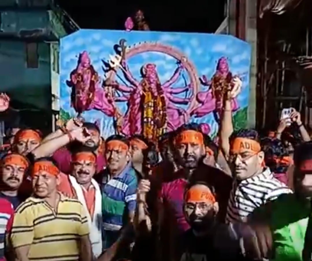 चक्रधरपुरः भक्तों ने कंधों पर उठाकर मां दुर्गा को दी विदाई