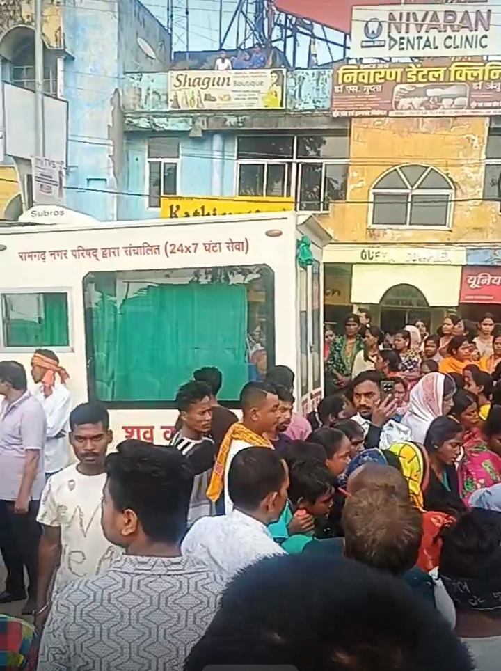 रामगढ़ः सड़क हादसे में 2 बाइक सवारों की मौत, बच्चा घायल