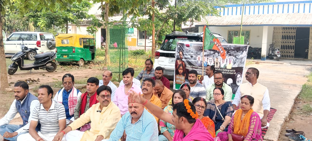 देवघरः एचआईवी संक्रमित खून चढ़ाने के विरोध में भाजपा का धरना, स्वास्थ्य मंत्री को हटाने की मांग