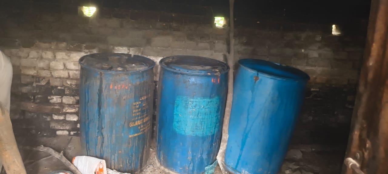 हजारीबाग में 6 शराब भट्ठियां ध्वस्त, 3800 किलो जावा महुआ व 230 लीटर देसी शराब जब्त