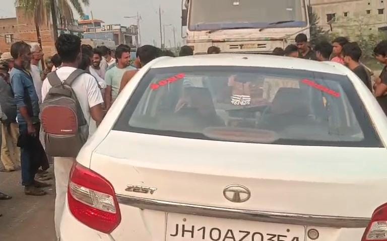 धनबादः नशे में धुत कार सवार युवकों का उत्पात, 2 बाइक सवार घायल