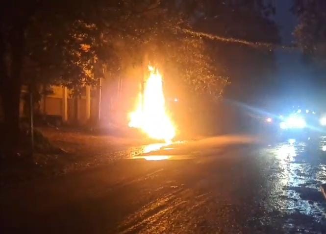 धनबादः बरवाअड्डा में ट्रांसफार्मर में लगी आग, मची अफरातफरी, बिजली गुल