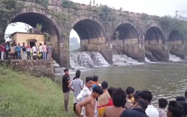 धनबादः कतरी नदी में नहाने के दौरान डूबा किशोर, तलाश जारी