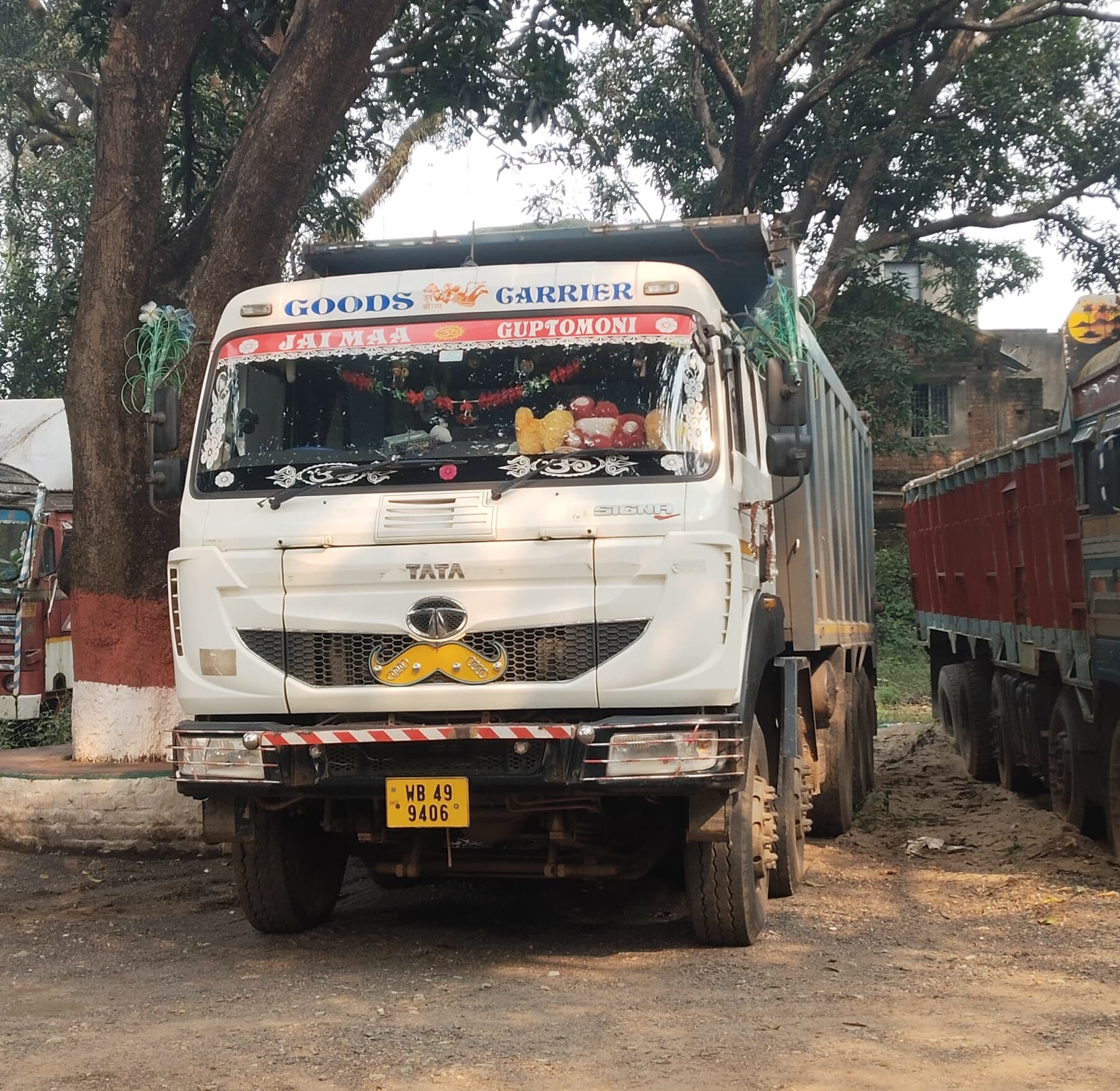 बहरागोड़ाः अवैध बालू लदा हाइवा जब्त, तस्करों में हड़कंप