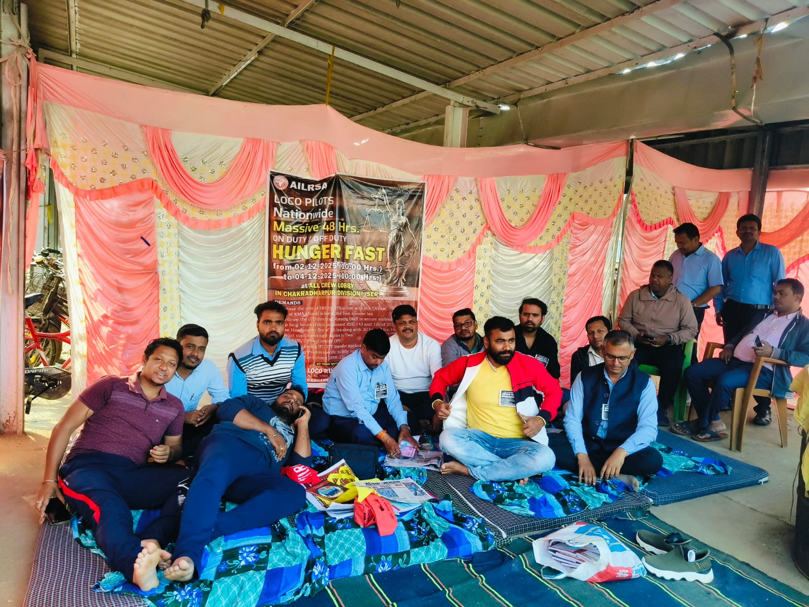 चक्रधरपुरः लोको रनिंग स्टाफ एसोसिएशन की भूख हड़ताल दूसरे दिन भी जारी