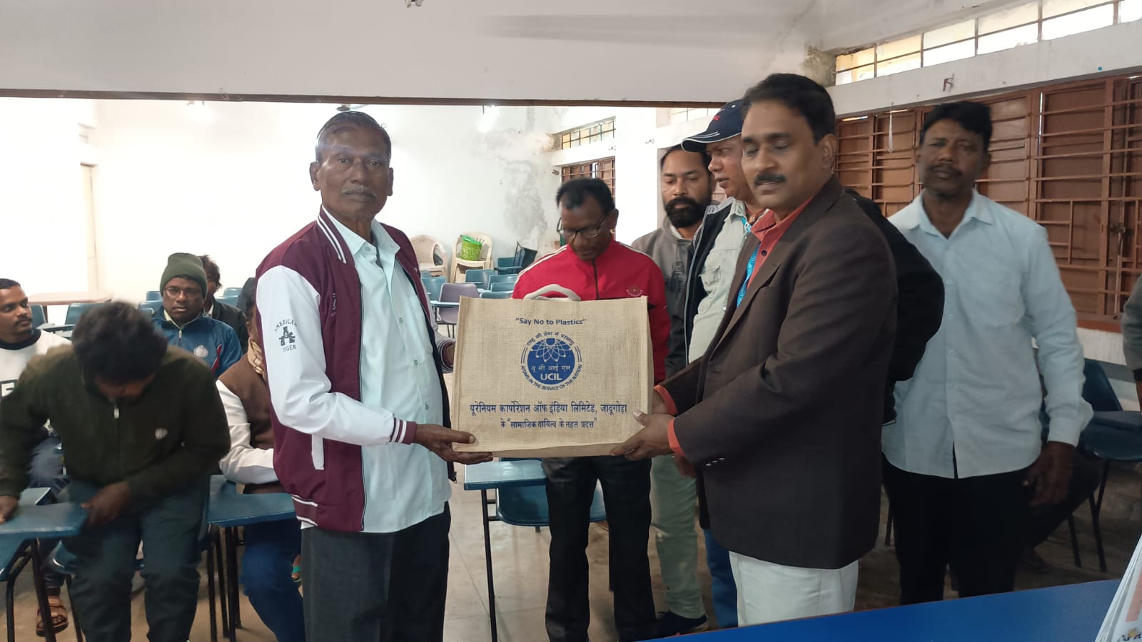 जादूगोड़ाः यूसिल ने नरवा पहाड़ प्रोजेक्ट से सटे 8 गांवों के गरीबों में बांटे 800 कंबल