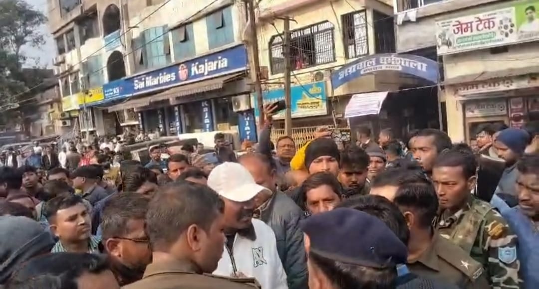 दुर्घटना में छात्रा की मौत के बाद परिजनों व ग्रामीणों ने मुआवजे के लिए रामगढ़-बोकारो मार्ग किया जाम