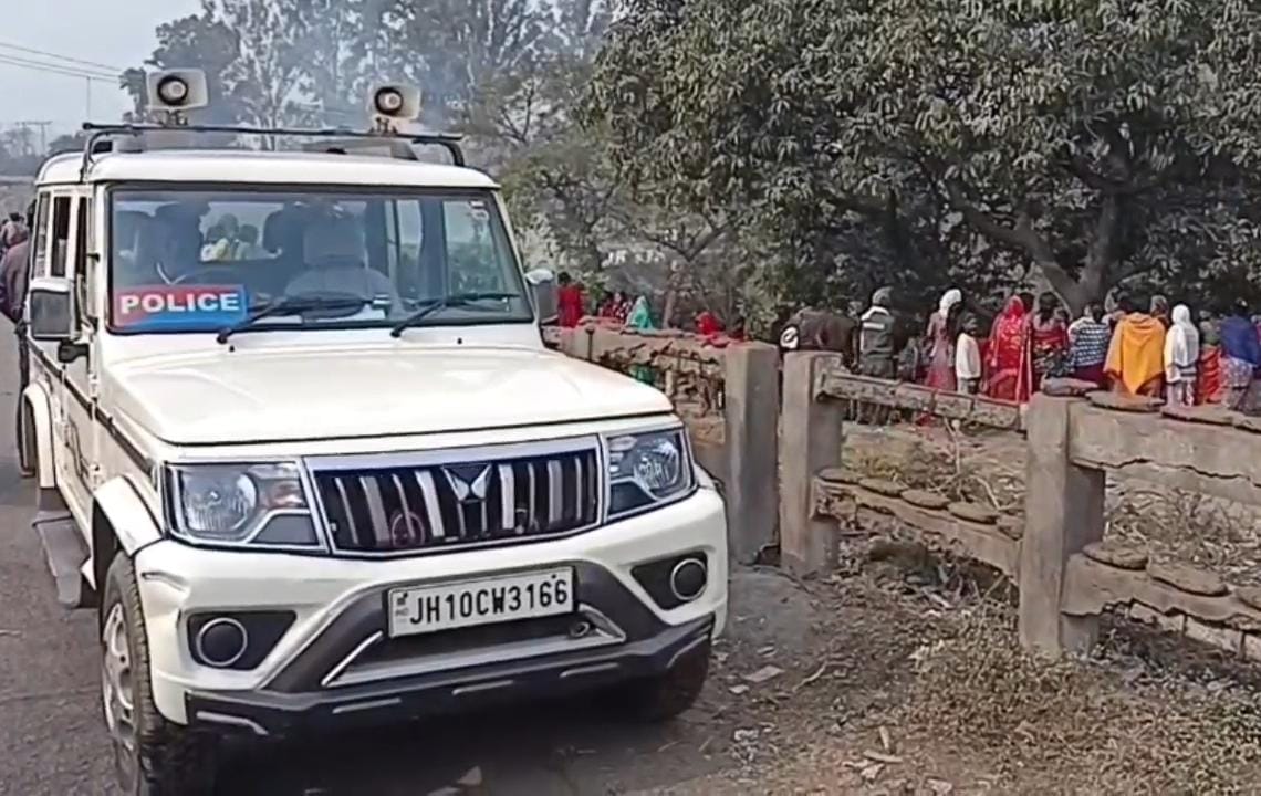 धनबादः धनसार में नदी किनारे गड्ढे में मिला शव, जांच में जुटी पुलिस