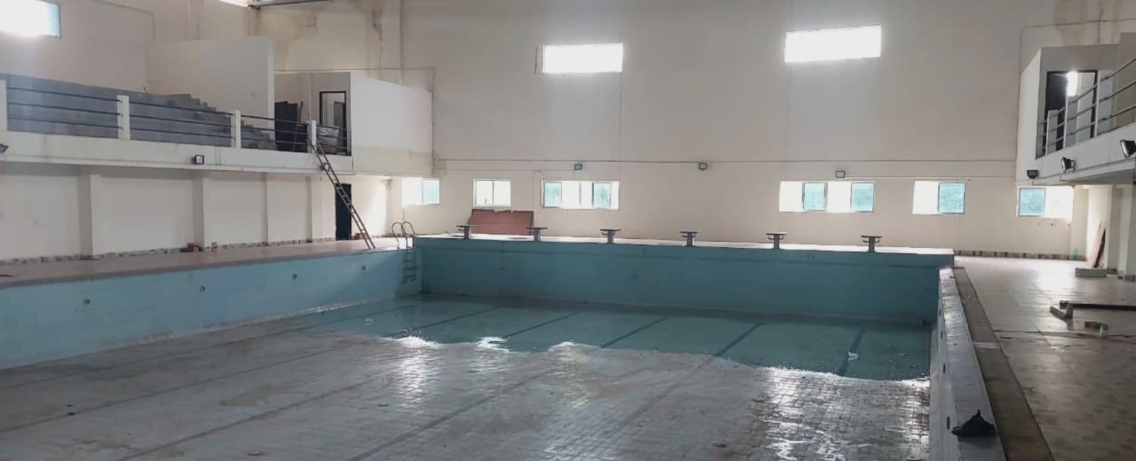 देवघरः करोड़ों की लागत से बना कुमेटा स्टेडियम का स्विमिंग पूल बंद, बच्चों में निराशा