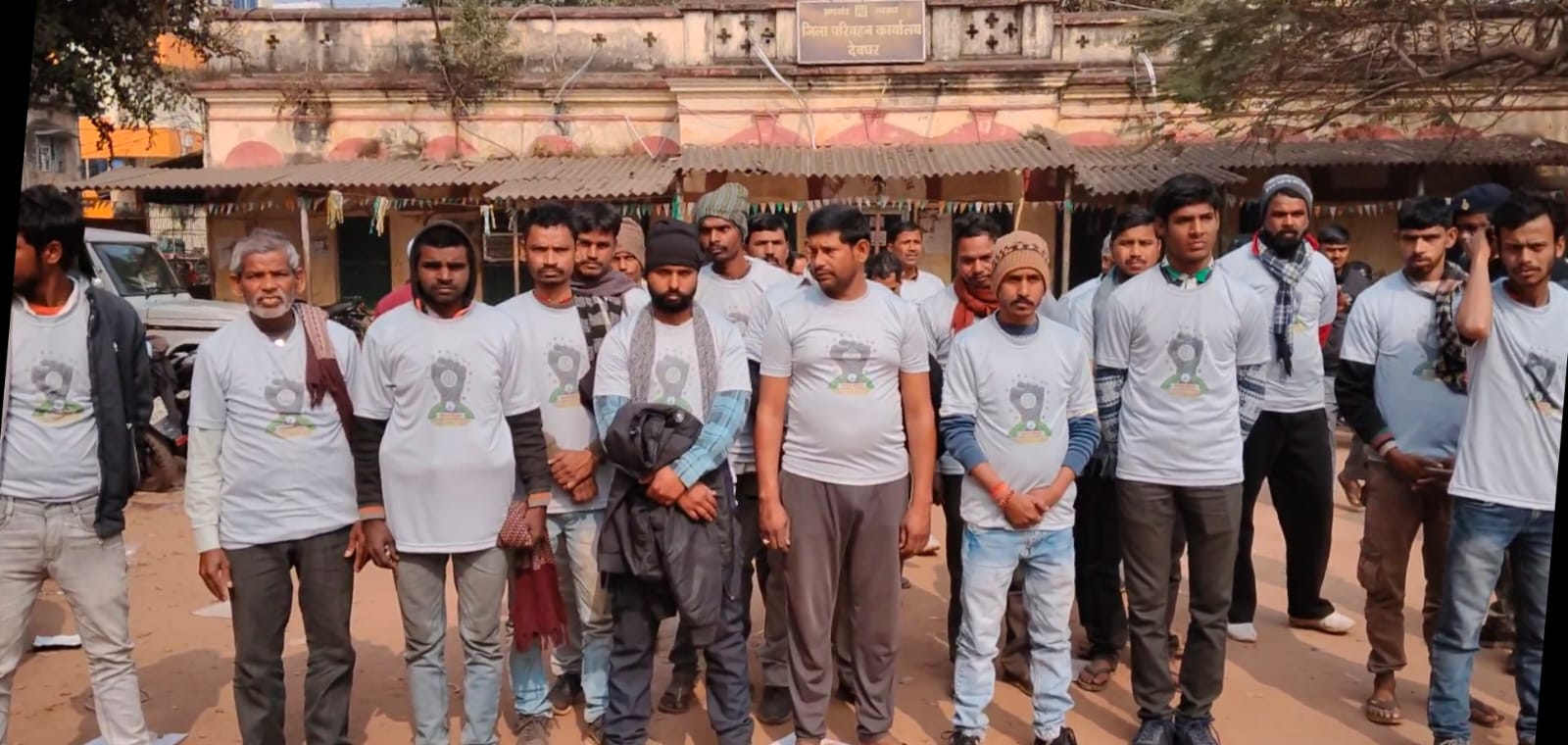 देवघरः टोटो चालकों को दिया गया टी-शर्ट, लोगों को ट्रैफिक नियमों के प्रति करेंगे जागरूक