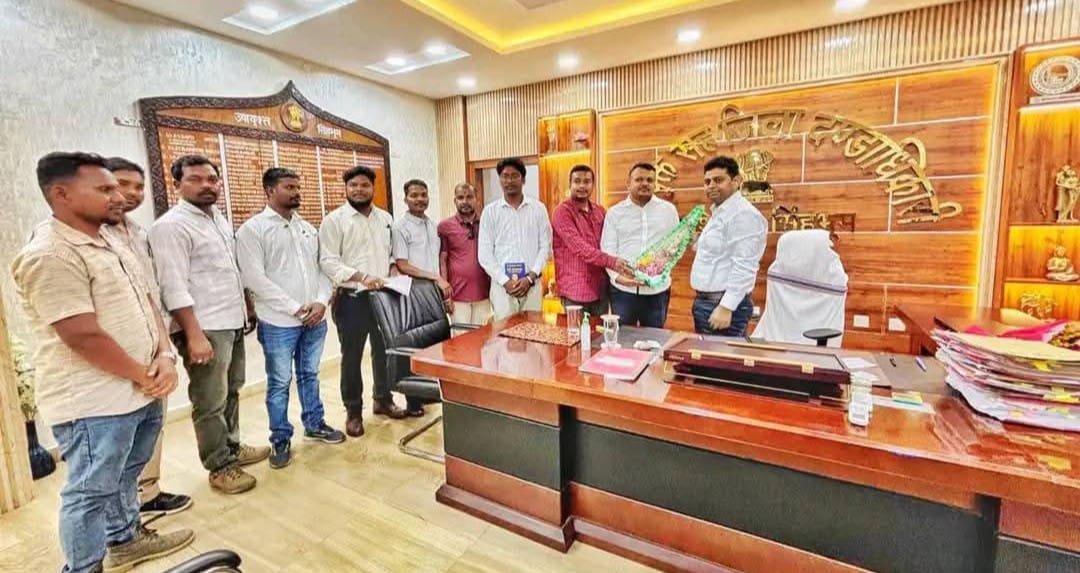 चाईबासाः युवा कांग्रेस का प्रतिनिधिमंडल ने डीसी से मिल बताई समस्याएं
