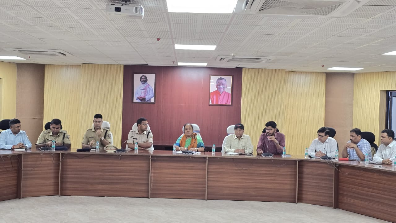 धनबादः महिला आयोग के ‘आपके द्वार’ कार्यक्रम में 35 मामलों की  सुनवाई