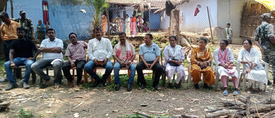 चाईबासाः पूर्व जिप अध्यक्ष अनीता के अंतिम संस्कार में पहुंचे विधायक