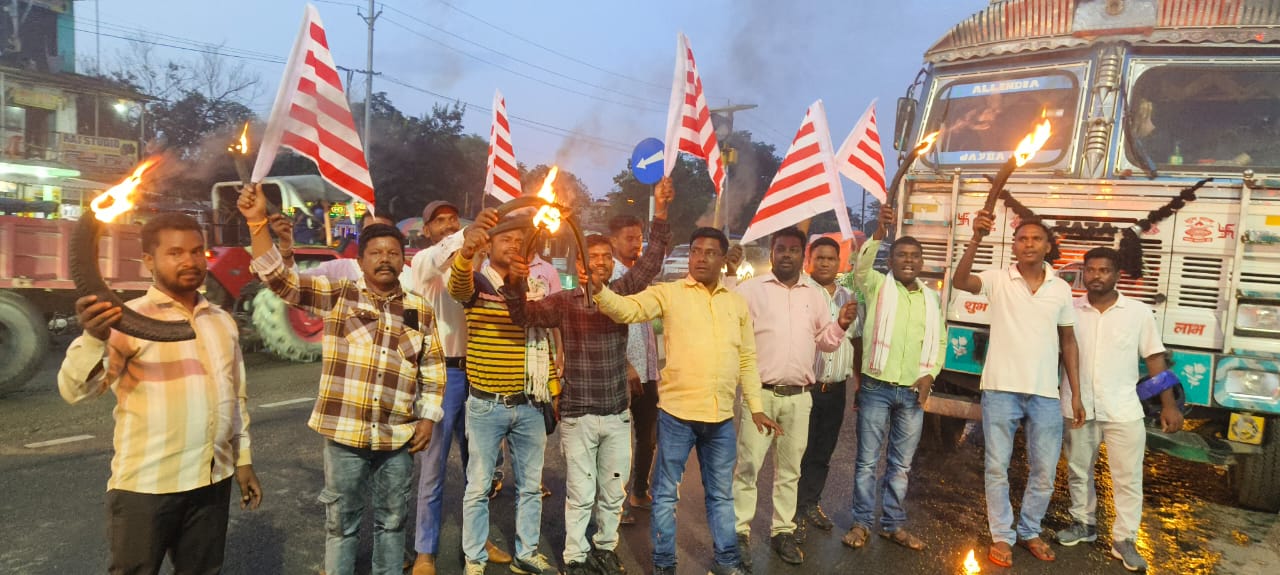 रांचीः आदिवासी सरना पड़ाह समाज ने ओरमांझी में निकाला मशाल जुलूस